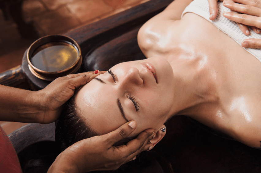 Formation massage Abhyanga Femme se faisant massé la tête